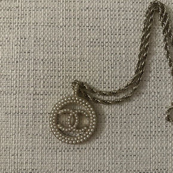 Auth Chanel CC Logo Round Pearl Pendant Necklace Light Gold Hardware - Picture 3 of 10